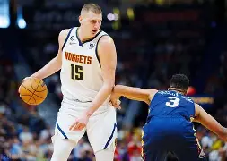 库里重返赛场，持续失利首场状态出色，掘金观众沸腾！