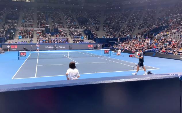 费德勒重返赛场，持续失利首场状态出色，切尔西观众沸腾！